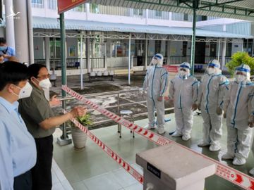 Thủ tướng Phạm Minh Chính đến thăm và kiểm tra công tác điều trị bệnh nhân COVID-19 tại Bệnh viện Lao và Bệnh Phổi Tây Ninh.