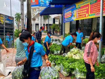 Thanh niên tình nguyện thuộc Tỉnh đoàn Bình Dương tặng rau xanh cho người dân khó khăn /// Trọng Liêm