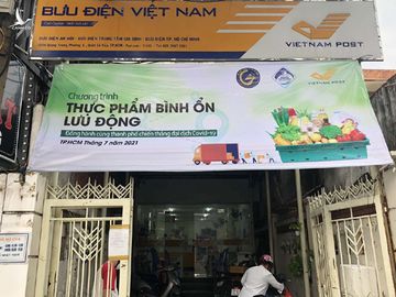 TP.HCM: Mua rau, thịt bình ổn giá và hàng thiết yếu tại các bưu điện