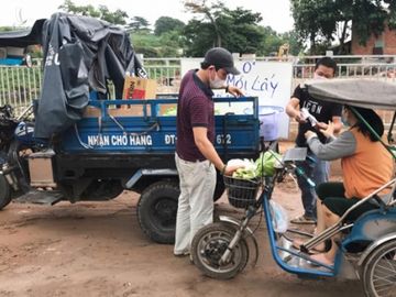 Thấy xe ba gác chở siêu thị 0 đồng của anh Hưng tới, những người khuyết tật vận động, phải ngồi xe lăn, ra xếp hàng, và lần lượt tới lấy thực phẩm mình cần. Ảnh: NVCC.