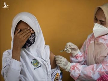 Người dân được tiêm vaccine Covid-19 tại ngoại ô thủ đô Jakarta, Indonesia, hôm 19/7. Ảnh: Reuters.