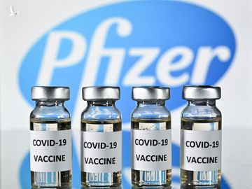 Các lọ vaccine Covid-19 của Pfizer hồi tháng 11/2020. Ảnh: AFP.