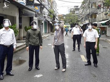 Phó Thủ tướng Vũ Đức Đam thị sát khu phong toả tại Khu chung cư Ấn Quang (Phường 9, Quận 10). Ảnh: VGP/Đình Nam