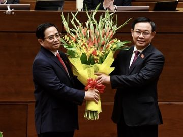 Thủ tướng Phạm Minh Chính nhận hoa từ Chủ tịch Quốc hội Vương Đình Huệ tại lễ tuyên thệ nhậm chức. 