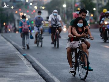 Người dân đi xe trên đường phố Manila, Philippines, hôm 11/6. Ảnh: Reuters.