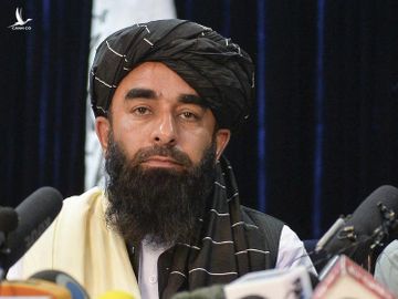 Phát ngôn viên Taliban Zabihullah Mujahid trong cuộc họp báo tại Kabul, Afghanistan, hôm 17/8. Ảnh: AFP.