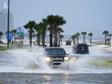 Siêu bão Ida đổ bộ Mỹ với sức gió 240km/h, một thành phố mất điện hoàn toàn ảnh 7