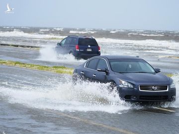 Siêu bão Ida đổ bộ Mỹ với sức gió 240km/h, một thành phố mất điện hoàn toàn ảnh 8