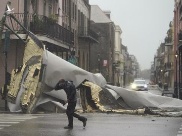 Siêu bão Ida đổ bộ Mỹ với sức gió 240km/h, một thành phố mất điện hoàn toàn ảnh 11