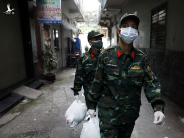 Bộ đội vào TP.HCM, hỗ trợ mang nhu yếu phẩm đến từng hẻm nhỏ, khu phong tỏa - ảnh 5