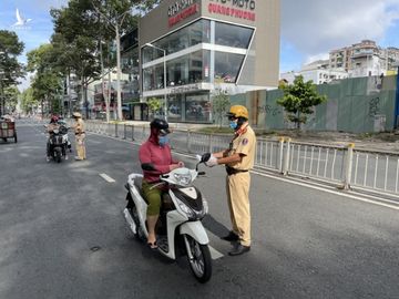 TP HCM: Một số người cố ý vi phạm trong ngày đầu siết chặt giãn cách - Ảnh 1.