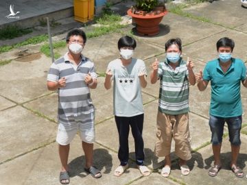 5 thành viên trong nhóm "Biệt đội F0" chuyên phục vụ F0 /// ẢNH: DUY TÍNH