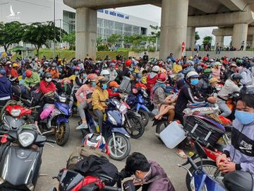 Người dân định về quê trong sáng 15.8 nhưng được CSGT nhắc quay đầu /// Ảnh Vũ Phượng