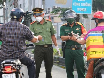 [CẬP NHẬT] Ngày đầu TP.HCM tăng cường phòng, chống dịch Covid-19: Trình giấy đi đường bằng hình ảnh - ảnh 9