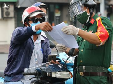 [CẬP NHẬT] Ngày đầu TP.HCM tăng cường phòng, chống dịch Covid-19: Trình giấy đi đường bằng hình ảnh - ảnh 7