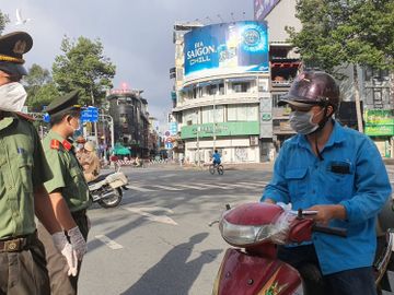 [CẬP NHẬT] Ngày đầu TP.HCM tăng cường phòng, chống dịch Covid-19: Trình giấy đi đường bằng hình ảnh - ảnh 8