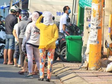 Người dân TP.HCM đi siêu thị đông nghẹt từ sớm: ‘Không biết khi nào mới tới lượt!’ - ảnh 7