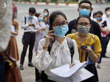 Đến phường xin giấy đi đường vì ở nhà chán quá - Ảnh 1.
