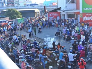 Người dân TP.HCM đi siêu thị đông nghẹt từ sớm: ‘Không biết khi nào mới tới lượt!’ - ảnh 5