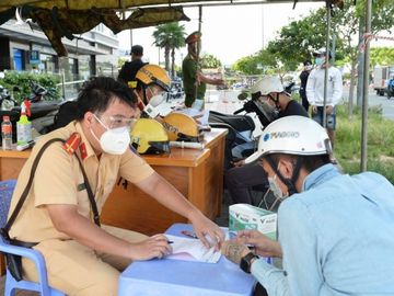 TP.HCM: Tấp nập trước giờ siết chặt giãn cách - Ảnh 13.