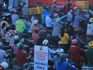 Người dân TP.HCM đi siêu thị đông nghẹt từ sớm: ‘Không biết khi nào mới tới lượt!’ - ảnh 2