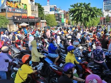 Trước một siêu thị trên đường Phan Văn Trị (Q.Gò Vấp) lúc 7 giờ 30 phút ngày 21.8 /// ẢNH: CAO AN BIÊN