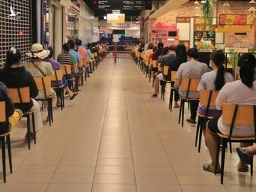 Người dân TP.HCM đi siêu thị đông nghẹt từ sớm: ‘Không biết khi nào mới tới lượt!’ - ảnh 4