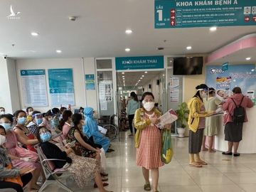 Nghe tiêm vắc xin Pfizer ngừa COVID-19, thai phụ ùn ùn kéo đến bệnh viện sản TPHCM ảnh 2