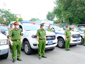 Lực lượng Công an TPHCM gõ cửa từng nhà bà con khó khăn trao nhu yếu phẩm ảnh 2