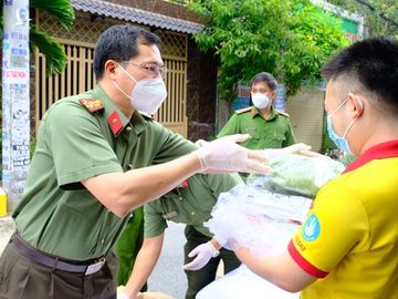 Lực lượng Công an TPHCM gõ cửa từng nhà bà con khó khăn trao nhu yếu phẩm ảnh 11