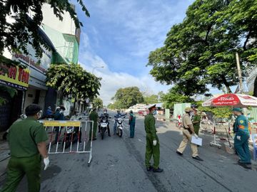 Quân đội hỗ trợ kiểm soát giãn cách: Nhiều đường phố TP.HCM vắng lặng, các chốt không đông - ảnh 2