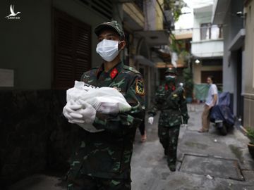 Bộ đội vào TP.HCM, hỗ trợ mang nhu yếu phẩm đến từng hẻm nhỏ, khu phong tỏa - ảnh 2