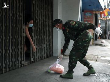 Bộ đội vào TP.HCM, hỗ trợ mang nhu yếu phẩm đến từng hẻm nhỏ, khu phong tỏa - ảnh 4