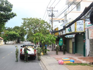 Người dân TP.HCM niềm nở khi thấy 'chú bộ đội' gõ cửa phát quà - ảnh 2