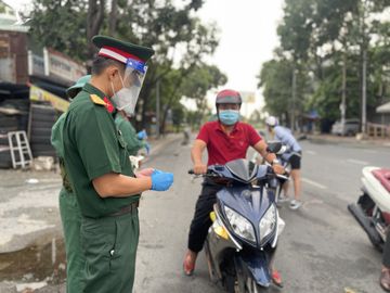 Quân đội hỗ trợ kiểm soát giãn cách: Nhiều đường phố TP.HCM vắng lặng, các chốt không đông - ảnh 8