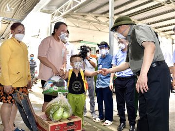 Thủ tướng Phạm Minh Chính thăm hỏi tình hình đời sống của người dân tại khu nhà trọ trên đường Nguyễn Thị Định ở TP Thủ Đức. Ảnh: VGP