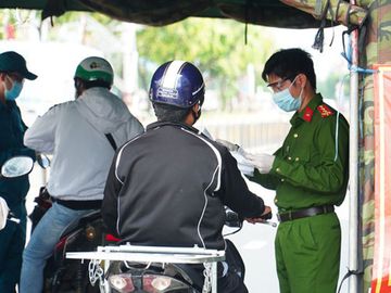 Vì sao đường phố TP HCM đông trở lại? - Ảnh 1.
