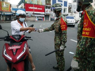 Bộ đội vào TP.HCM, hỗ trợ mang nhu yếu phẩm đến từng hẻm nhỏ, khu phong tỏa - ảnh 11