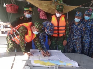Sĩ quan tàu 796 trao đổi với đoàn công tác Bộ đội Biên phòng tỉnh Cà Mau về phương án tuần tra, kiểm soát ngăn nhập cảnh trái phép vào địa bàn.