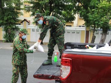 Người dân TP.HCM niềm nở khi thấy 'chú bộ đội' gõ cửa phát quà - ảnh 5