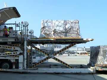 Lần đầu tiên, hơn 6,2 tấn thiết bị y tế bay thẳng từ Mỹ về Việt Nam - ảnh 1