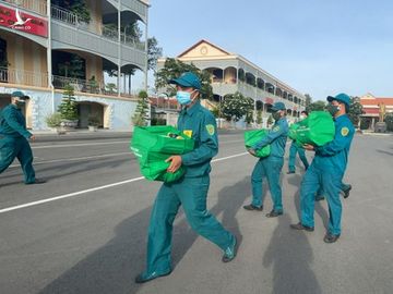 Bộ Tư lệnh TPHCM xuất quân trao tặng 100.000 phần quà giúp nhân dân gặp khó khăn do dịch Covid-19 ảnh 5