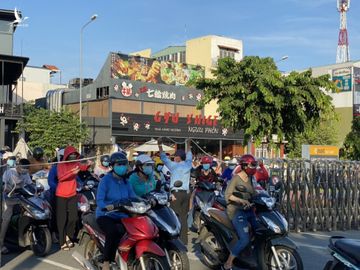 xếp hàng đi siêu thị ảnh 7 xep hang di sieu thi anh 7