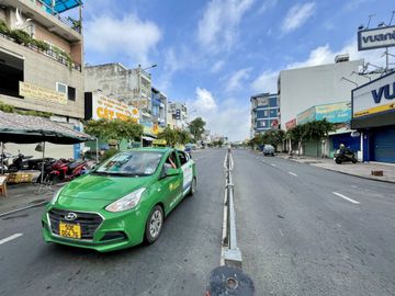 Quân đội hỗ trợ kiểm soát giãn cách: Nhiều đường phố TP.HCM vắng lặng, các chốt không đông - ảnh 1