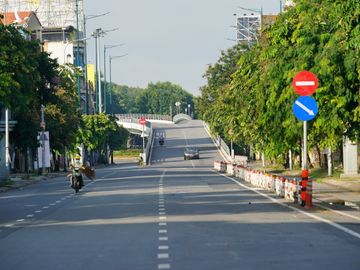 Quân đội hỗ trợ kiểm soát giãn cách: Nhiều đường phố TP.HCM vắng lặng, các chốt không đông - ảnh 5