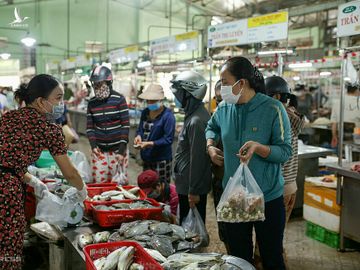 Người dân đến các chợ mua lương thực về dự trữ, ngày 13/8. Ảnh: Nguyễn Đông.