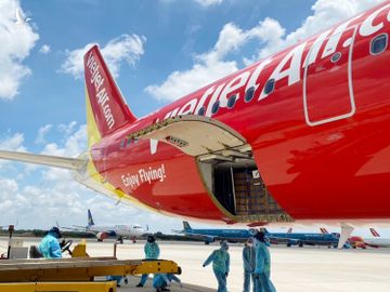 Máy bay Vietjet mang theo 200 máy thở cao cấp, hiện đại từ Đức hạ cánh tại sân bay Tân Sơn Nhất sáng 13.8 /// Ảnh: VJ