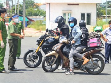 Người dân chạy xe máy về quê giữa lúc TP.HCM giãn cách: Chốt chặn mướt mồ hôi thuyết phục - ảnh 10