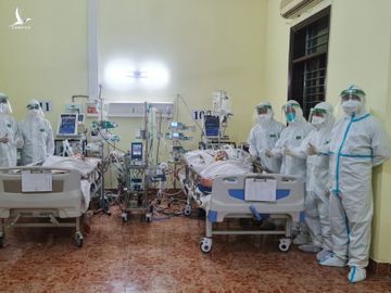 Cả hai nữ bệnh nhân đều ổn định sức khoẻ sau sáng tạo chia đôi máy ECMO của các bác sĩ Trung tâm điều trị bệnh nhân Covid-19, Bệnh viện Quân Y 175. Ảnh: Trần Chính.