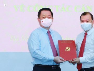 Trưởng ban Tuyên giáo T.Ư Nguyễn Trọng Nghĩa trao quyết định của Bộ Chính trị cho ông Lê Hải Bình /// Ảnh TTXVN